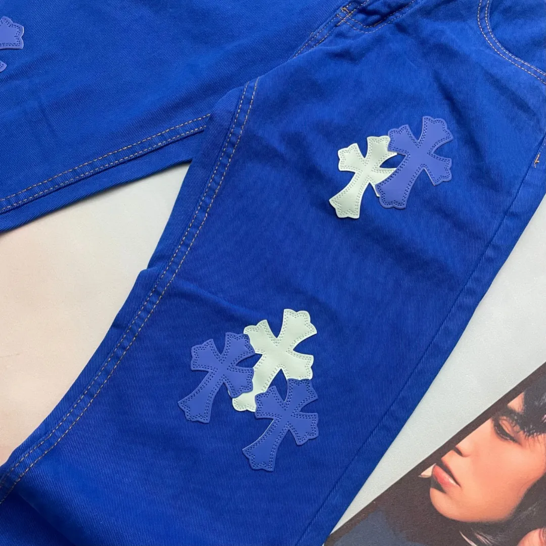🅿️310 🔘Style No.-KL117 🔘Cro Heart𝐂𝐡𝐫𝐨𝐦𝐞 𝐇𝐞𝐚𝐫𝐭 CH Limited Dopamine Blue Patch Leather Jeans* These dopamine jeans are ridiculously handsome. Fashion trendsetters, gather your attention! This dopamine personalized jeans can be called the "nuclear weapon" of fashionable people's wear. Not only are they the same style for celebrities, they are also regarded as favorites by many fashion bloggers and their popularity remains high. The new design polishes the shape and upper body effect to the extreme. The time it takes to make one pair of pants is equivalent to making 20 pieces of short-sleeves, and the complexity of the process is beyond imagination. It is made of high-quality imported denim, which is soft to the touch, wear-resistant and has a high-end texture. In order to give it just the right color and texture, the design team repeatedly washed and proofed it. After countless attempts and adjustments, it was presented to the public in an almost perfect posture. Wearing it is not only comfortable and comfortable, but also instantly increases the eye-catching index of the outfit, making it easy to become the focus of the crowd. Whether it is daily outings or important occasions, you can easily create a fashionable atmosphere.  Size: S M L XL (28.30.32.34) Color: Blue